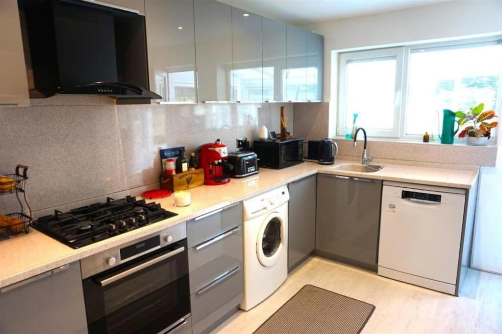 Lovely Family Home In Rainham, Kent Rainham  Exterior foto